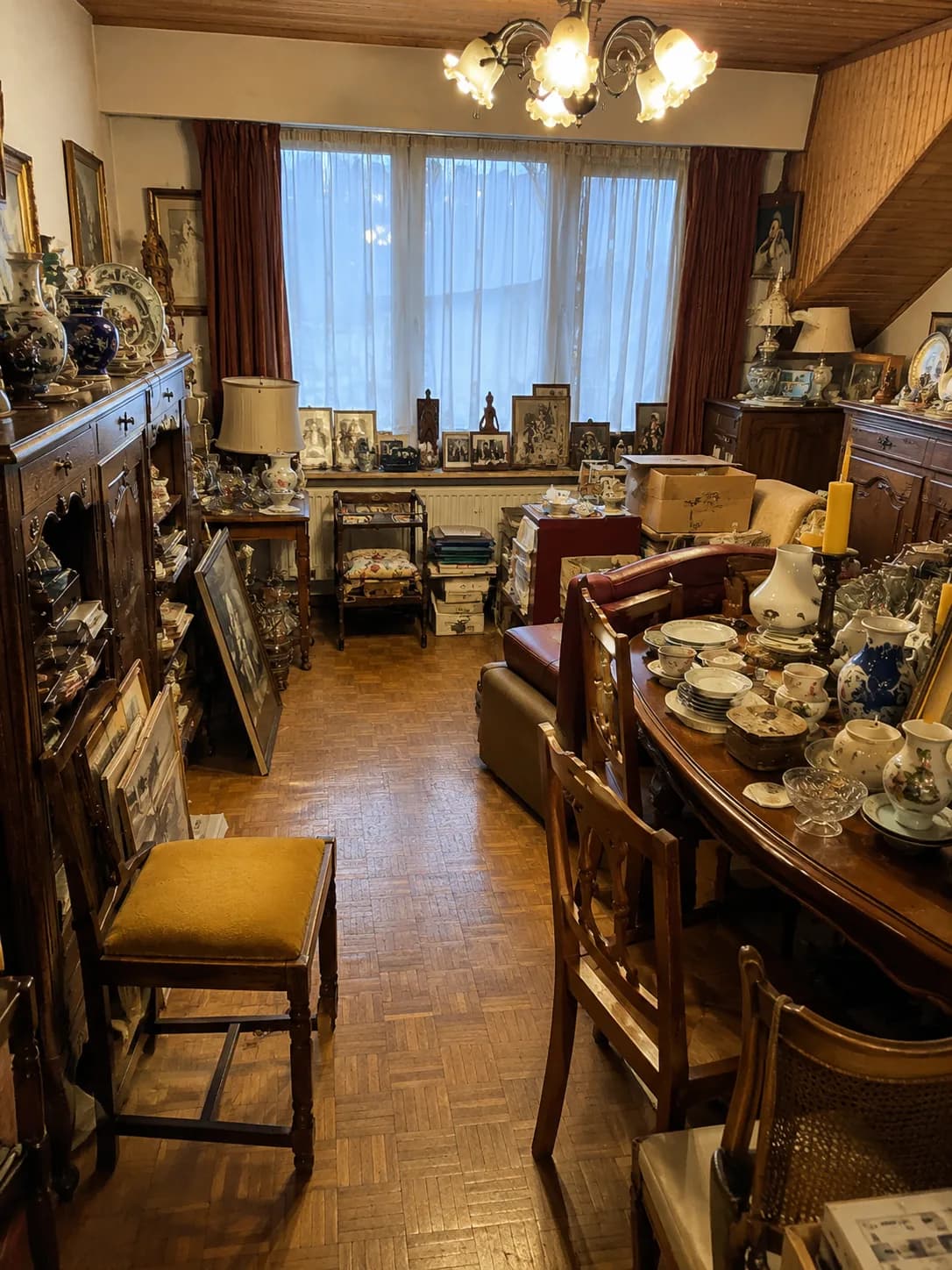 Pièce encombrée de meubles et objets avant une intervention de débarras