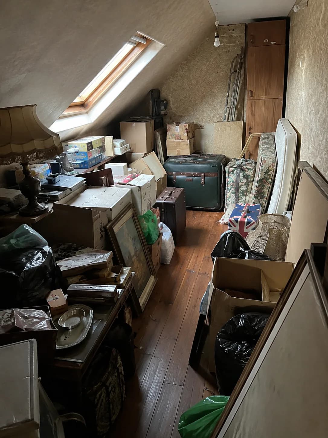Espace encombré avant le tri et l'évacuation