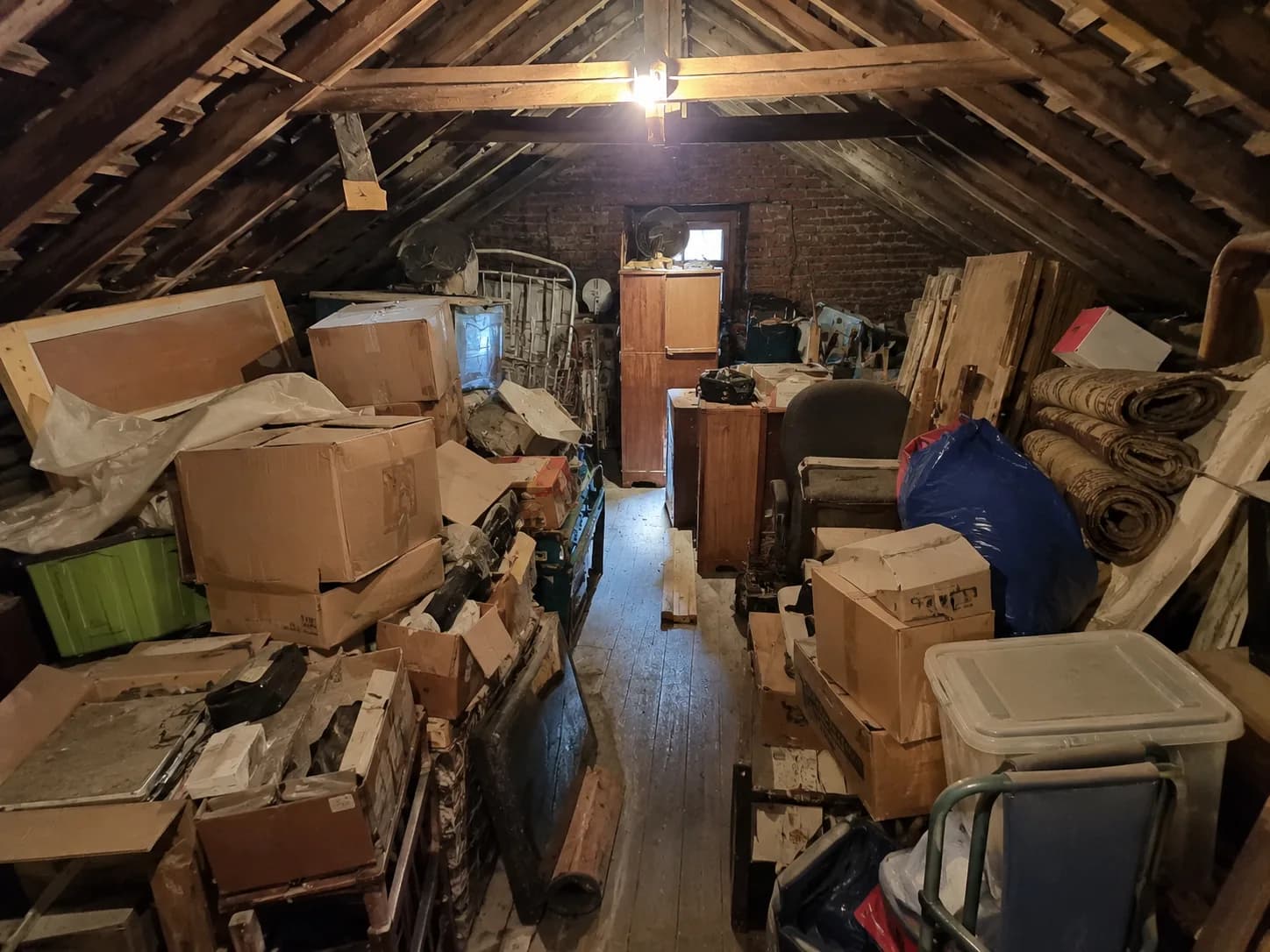 Pièce encombrée avant débarras, vue d'ensemble